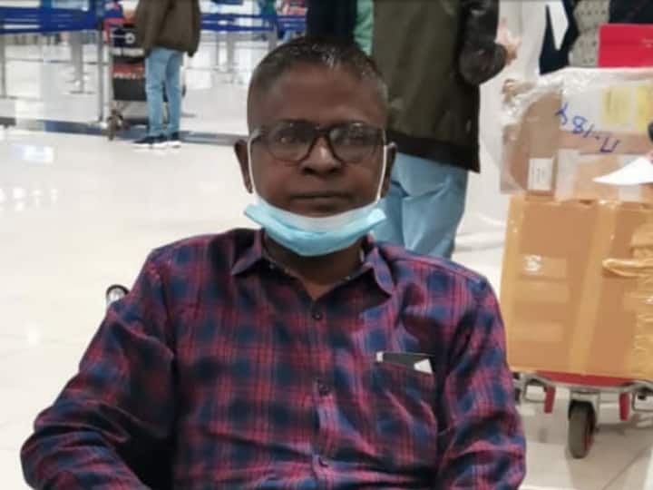 passenger who arrived at the Chennai airport from Dubai died due to chest pain நடுவானில் திடீர் மாரடைப்பு - துபாயில் இருந்து சென்னை வந்த பயணி உயிரிழப்பு