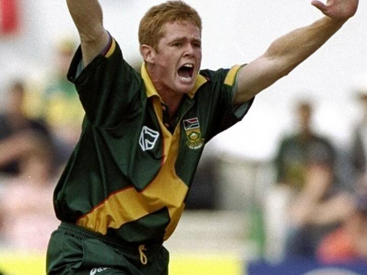 पूर्व ऑलराउंडर शॉन पोलाक भारत-दक्षिण अफ्रीका के बीच हुए वनडे मुकाबलों में अब तक के सबसे सफल गेंदबाज रहे हैं. इन्होंने भारत के खिलाफ 33 मैचों में 24 की बॉलिंग औसत से 48 विकेट हासिल किए हैं.