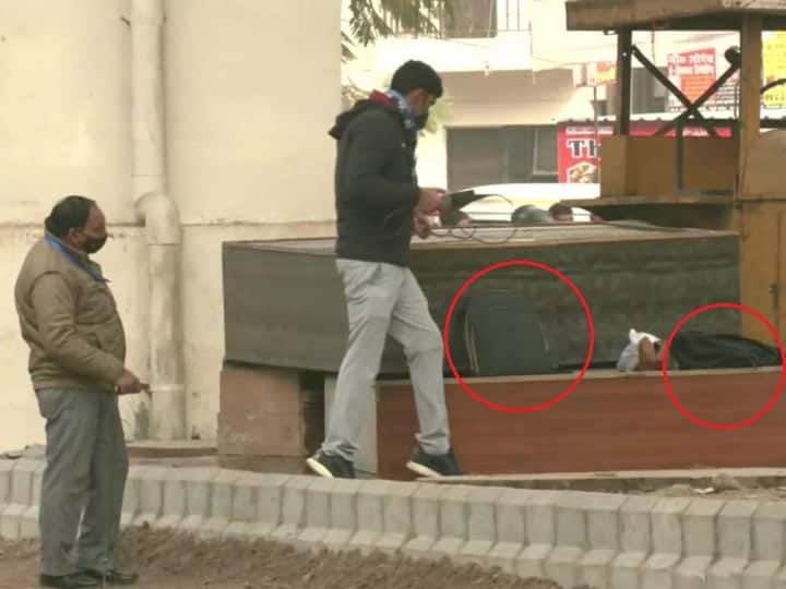 There was a stir in Delhi due to the discovery of two suspicious bags, the police reached the spot, investigating