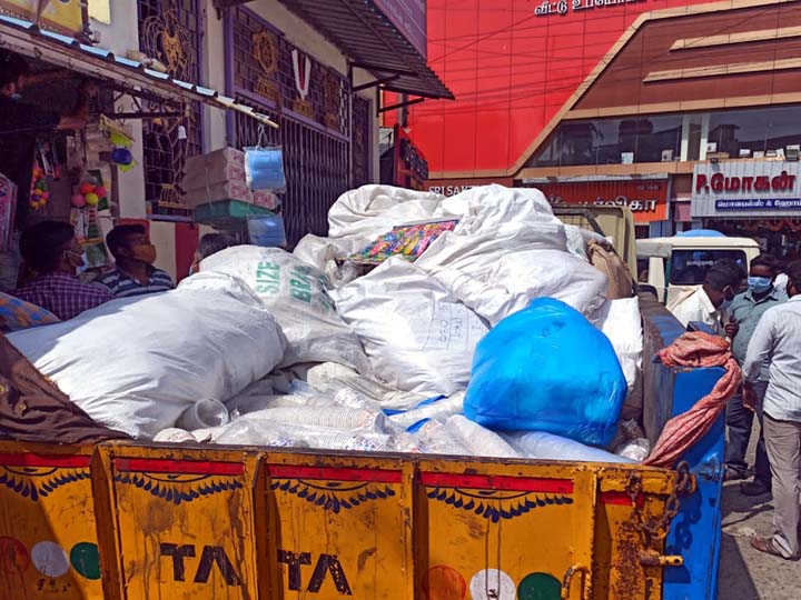 கும்பகோணம் மாநகராட்சியில் திடீர் ரெய்டு - பறிமுதல் செய்யப்பட்ட ஒரு டன் பிளாஸ்டிக் பொருட்கள்