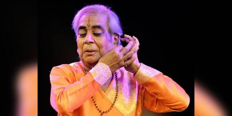 Pandit Birju Maharaj’s Sons, Disciples, Relatives Recite Kathak Bol At His Funeral Birju Maharaj Demise: পণ্ডিত বিরজু মহারাজের শেষকৃত্যে কত্থকের 'বোল' দিতে শোনা গেল ছেলে-শিষ্য-আত্মীয়দের