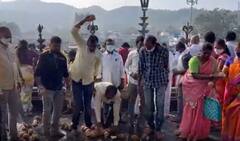 TDP Leaders Prayers : 101 కొబ్బరికాయలు కొట్టి టీడీపీ నాయకుల మొక్కులు