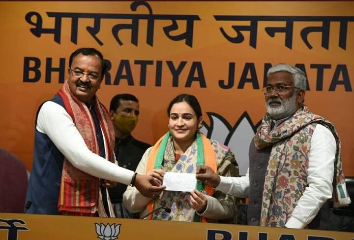 अब जब अपर्णा यादव सपा छोड़ बीजेपी में चली गई हैं तो देखना ये होगा कि उन्हें विधानसभा का टिकट मिलता है कि नहीं. क्योंकि जिस सीट से उनकी दावेदारी मानी जा रही है वहीं से बीजेपी सांसद रीता बहुगुणा जोशी भी अपने बेटे लिए टिकट मांग रही हैं.