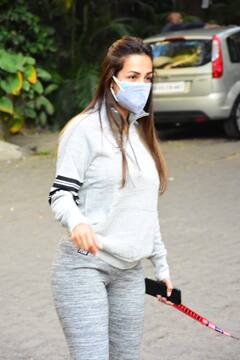मॉर्निंग वॉक पर निकली Malaika Arora, बीच सड़क पर अपने पपी के साथ खेलती आईं नजर