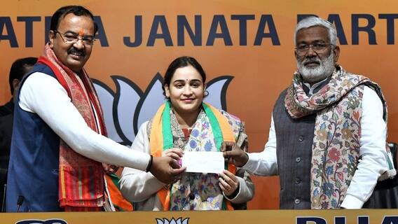 कुटुंबातील कुणालाही तिकीट न देण्याचा Akhilesh Yadava यांना फटका, मुलायम सिंह यांची सून भाजपमध्ये