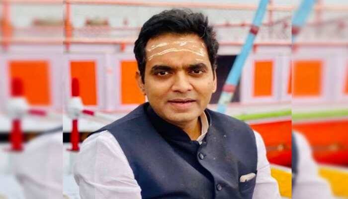 पंकज सिंह 43 साल के हो चुके हैं और बहुत ही साफ छवि के राजनेता है. उनपर अभी तक कोई आपराधिक मुकदमा दर्ज नही है. यही वजह है कि पार्टी ने एक बार फिर उन्हें टिकट दिया है.