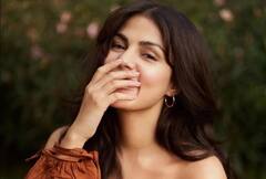 Rhea Chakraborty: Rhea Chakraborty: અલીબાગના આ વિલામાં વેકેશન એન્જોય કરી રહી છે રિયા ચક્રવર્તી, જેનું એક રાતનું રેન્ટ છે આટલું, જુઓ તસવીરો