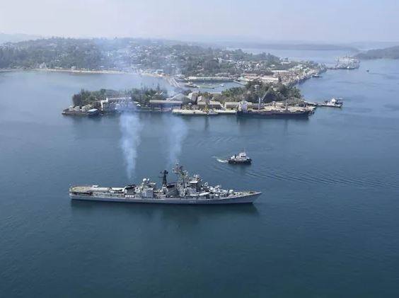 ਮੁੰਬਈ ਬੰਦਰਗਾਹ 'ਤੇ ਭਾਰਤੀ ਜਲ ਸੈਨਾ ਦੇ ਜੰਗੀ ਬੇੜੇ INS ਰਣਵੀਰ 'ਤੇ ਹੋਏ ਧਮਾਕੇ 'ਚ 3 ਸੈਨਿਕਾਂ ਦੀ ਮੌਤ ਹੋ ਗਈ ਤੇ 10 ਸੈਨਿਕ ਜ਼ਖਮੀ ਹੋ ਗਏ। ਹਾਲਾਂਕਿ ਜਲ ਸੈਨਾ ਨੇ ਧਮਾਕੇ ਦੀ ਜਾਂਚ ਦੇ ਹੁਕਮ ਦੇ ਦਿੱਤੇ ਹਨ ਪਰ ਮੁੱਢਲੀ ਜਾਂਚ 'ਚ ਕੁਝ ਮਸ਼ੀਨਰੀ ਦੀ ਖਰਾਬੀ ਕਾਰਨ ਅਜਿਹਾ ਮੰਨਿਆ ਜਾ ਰਿਹਾ ਹੈ।