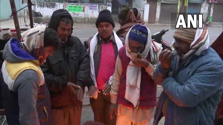 शहर में ठंड से बचने के लिए लोगों को अलाव का सहारा लेना पड़ रहा हैं.