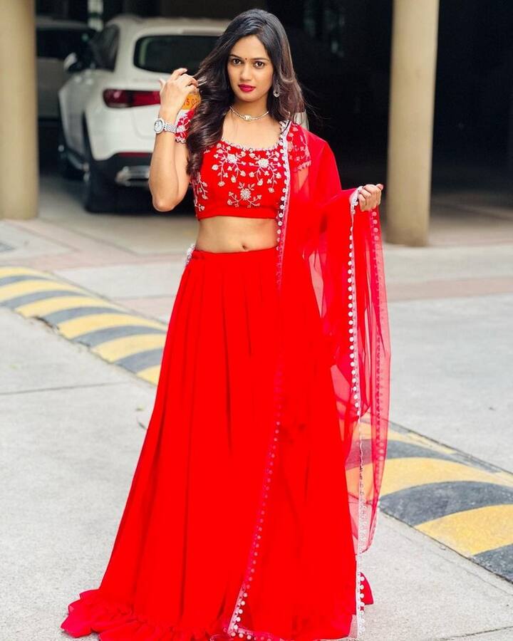 ప్రధాన పాత్రల్లో కొన్ని సినిమాలు చేస్తూనే సైడ్ క్యారెక్టర్స్ లో కొన్ని సినిమాలు ఒప్పుకుంది. (Photo Courtesy: Instagram)