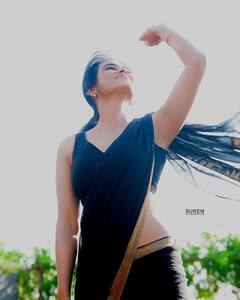 Ramya Pandian Latest Pics: கருப்பு சேலையில் இடுப்பை காட்டி கிறங்கடிக்கும் ரம்யா பாண்டியன்..!