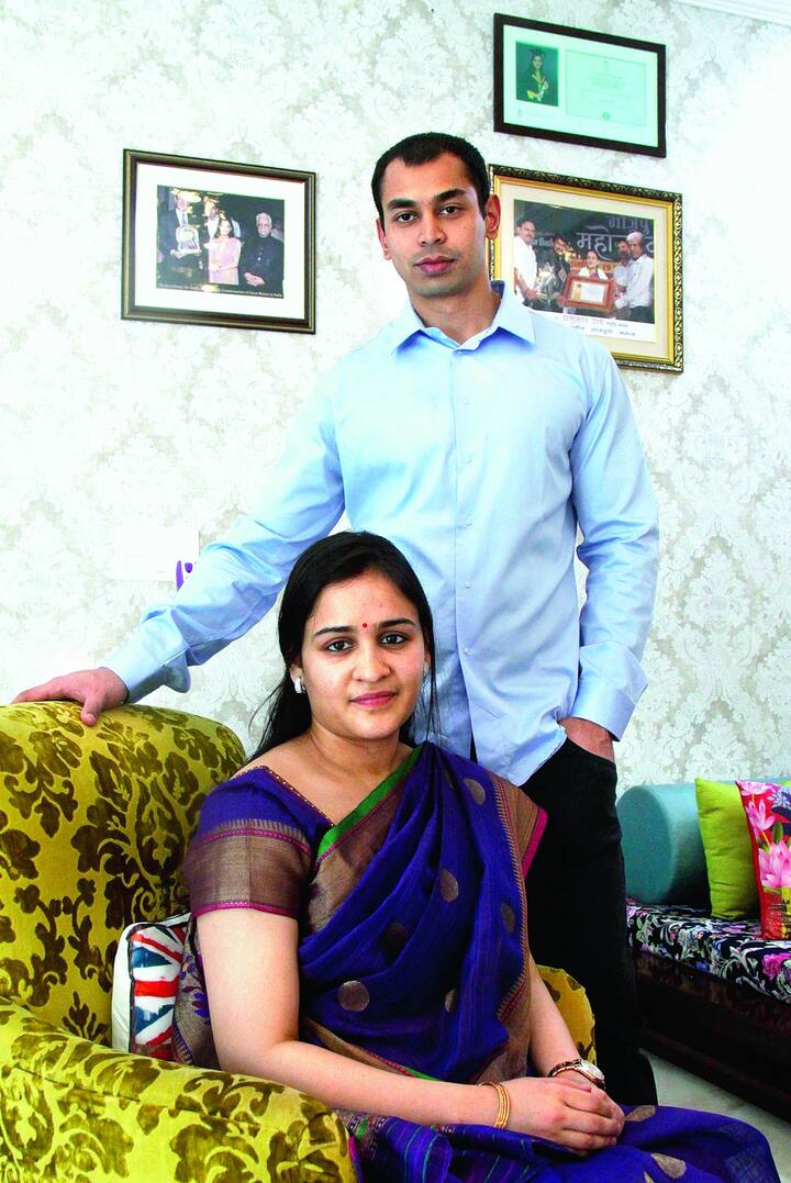 मुलायम सिंह के दूसरे बेटे प्रतीक यादव की पत्नी का नाम अपर्णा यादव है. अपर्णा हाईली एजुकेटेड हैं उन्होंने लंदन की मैनचेस्टर यूनिवर्सिटी स मास्टर्स किया है.