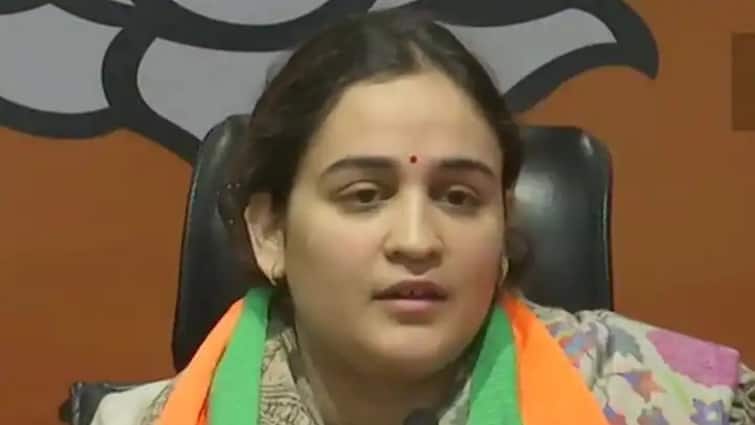 UP Assembly Election 2022: Aparna Yadav, Mulayam Singh Daughter-In-Law, Joins BJP Aparna Yadav Joins BJP: উত্তরপ্রদেশে ভোটের আগে বিজেপি-তে মুলায়মের পুত্রবধূ
