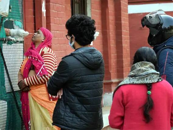 ગુરુગ્રામની નારાયણ સુપરસ્પેશિયાલિટી હોસ્પિટલના સિનિયર કન્સલ્ટન્ટ તુષાર તયાલે જણાવ્યું હતું કે જેમને રસી આપવામાં આવી નથી તેમના માટે આ રોગ ઓછો ગંભીર હશે કે કેમ તે કહેવું બહુ વહેલું છે. અમે ચોક્કસપણે રસી લીધેલા લોકોમાં લક્ષણોની ઓછી તીવ્રતા જોઈ રહ્યા છીએ, તેથી રસી મેળવવી અત્યંત મહત્વપૂર્ણ છે. તેમણે વધુમાં ઉમેર્યું હતું કે મોટાભાગના લોકો હળવા લક્ષણોનો અનુભવ કરી રહ્યા છે. કેટલાક એવા છે જેમને કોઈ લક્ષણો નથી. પરંતુ અમે હજુ પણ Omicron ની લાંબા ગાળાની આડઅસરો જાણતા નથી તેથી હું દરેકને સાવચેત રહેવા અને Omicron ને હળવાશથી ન લેવા વિનંતી કરીશ.