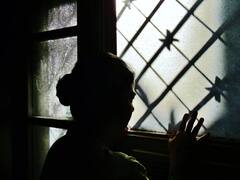 உடலுறவுக்கு வற்புறுத்தும் மாமனார்.. சொரியாசிஸை மறைத்த கணவர்.. இளம்பெண்ணின் பகீர் புகார்