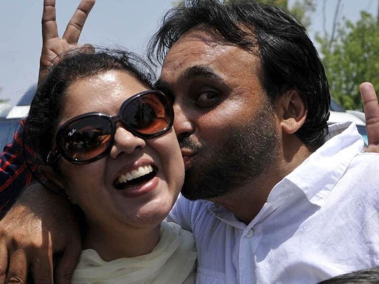 AAP CM candidate Bhagwant Mann kissing a girl in public is viral, find out who is this girl? AAPના મુખ્યમંત્રીપદના ઉમેદવાર ભગવંત માનનો યુવતીને જાહેરમાં કિસ કરતો ફોટો વાયરલ, જાણો કોણ છે આ યુવતી ?