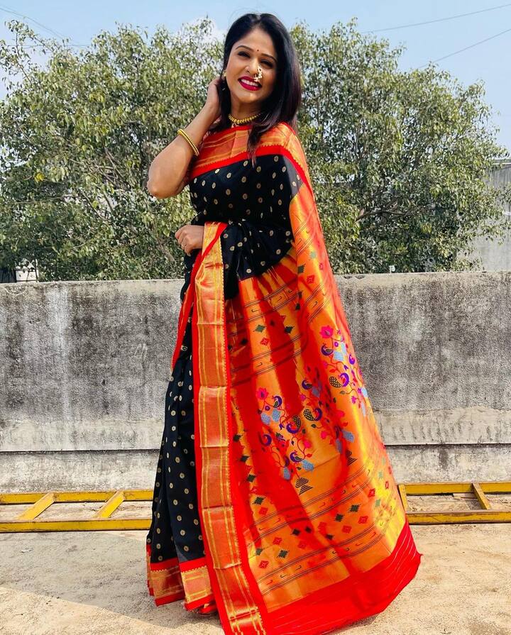 नाकी नथ आणि काळी पैठणी अश्या लूक मध्ये अक्षया फारच सुंदर दिसतेय.(Photo Credit : @akshayaddr/Instagarm)