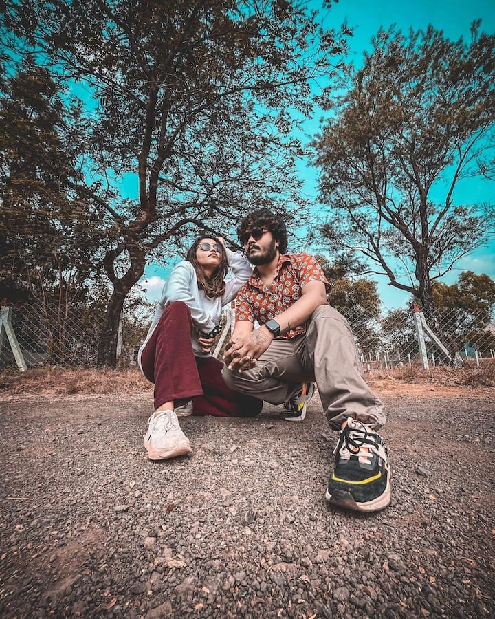 जुईली ही देखील एक गायिका आहे. दोघांची जोडी सध्या हिट ठरतेय. (all photo credit :juilee.sangeet/ig)