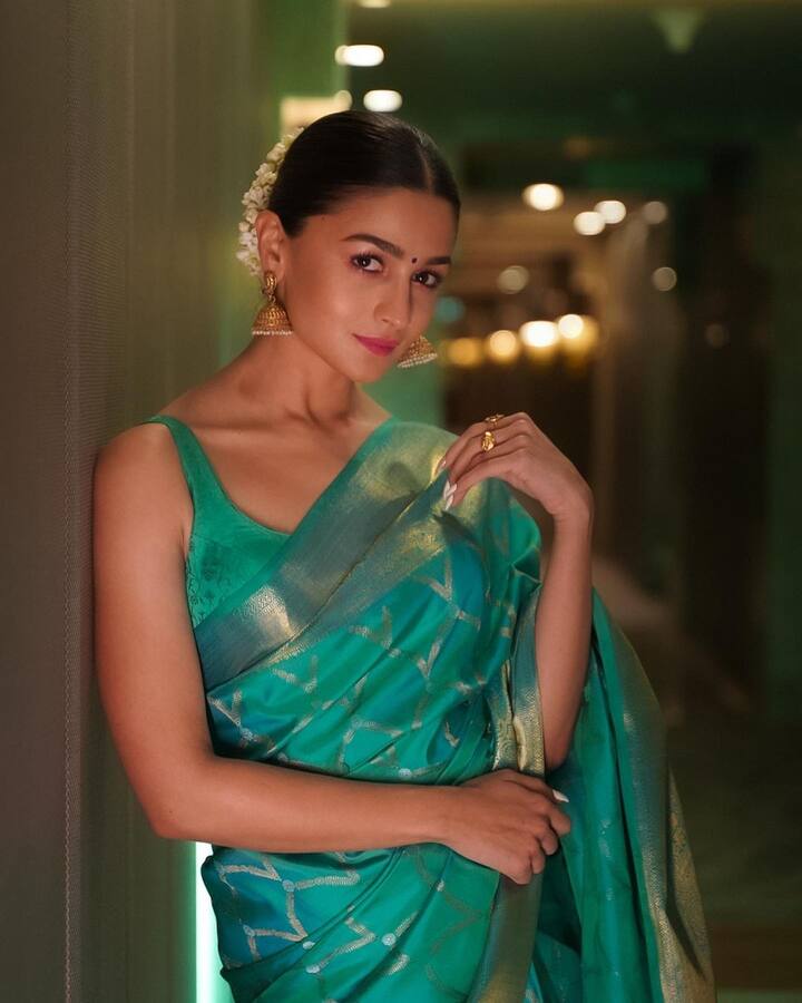आलिया भट्ट इस वक्त इंडस्ट्री की टॉप एक्ट्रेस में से एक हैं जिन्हें इंडस्ट्री में एक दशक हो गया है. इस एक दशक में आलिया ने हर बार खुद को साबित कर दिखाया है. (फोटो – सोशल मीडिया)