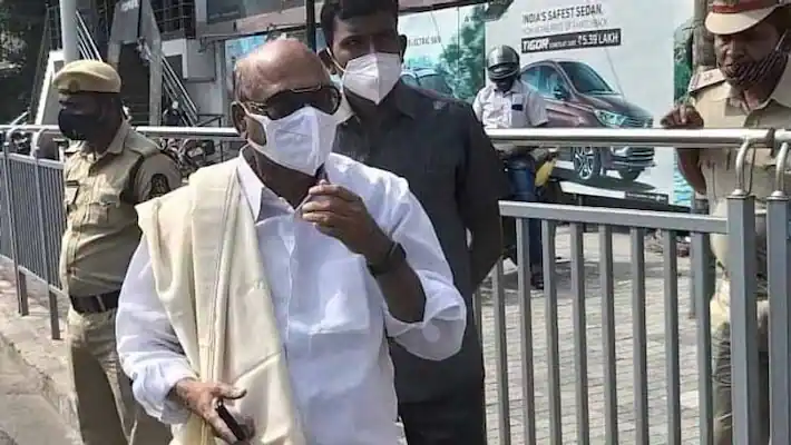 JC Diwakar : ప్రగతిభవన్ వద్ద జేసీ దివాకర్ హల్ చల్.. అపాయింట్మెంట్ లేకుండా లోనికి వెళ్లే ప్రయత్నం.. వెనక్కి పంపేసిన పోలీసులు ! JC Divakar Reddy clashes with security at Pragati Bhavan - Police sent back JC Diwakar : ప్రగతిభవన్ వద్ద జేసీ దివాకర్ హల్ చల్.. అపాయింట్మెంట్ లేకుండా లోనికి వెళ్లే ప్రయత్నం.. వెనక్కి పంపేసిన పోలీసులు !