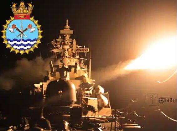 ਭਾਰਤੀ ਜਲ ਸੈਨਾ ਅਨੁਸਾਰ ਮੰਗਲਵਾਰ ਨੂੰ ਜਦੋਂ ਆਈਐਨਐਸ ਰਣਵੀਰ ਮੁੰਬਈ ਹਾਰਬਰ ਵਿੱਚ ਸੀ ਤਾਂ ਅੰਦਰੂਨੀ ਡੱਬੇ ਵਿੱਚ ਧਮਾਕੇ ਵਿੱਚ ਤਿੰਨ ਸੈਨਿਕ ਜ਼ਖ਼ਮੀ ਹੋ ਗਏ। ਬਾਅਦ 'ਚ ਇਲਾਜ ਦੌਰਾਨ ਤਿੰਨਾਂ ਦੀ ਮੌਤ ਹੋ ਗਈ। ਜਾਣਕਾਰੀ ਮੁਤਾਬਕ ਇਸ ਘਟਨਾ 'ਚ 10 ਹੋਰ ਸੈਨਿਕ ਜ਼ਖਮੀ ਹੋ ਗਏ, ਜਿਨ੍ਹਾਂ ਦਾ ਮੁੰਬਈ ਦੇ ਨੇਵਲ ਹਸਪਤਾਲ 'ਚ ਇਲਾਜ ਚੱਲ ਰਿਹਾ ਹੈ। ਸਾਰਿਆਂ ਦੀ ਹਾਲਤ ਸਥਿਰ ਦੱਸੀ ਜਾ ਰਹੀ ਹੈ।