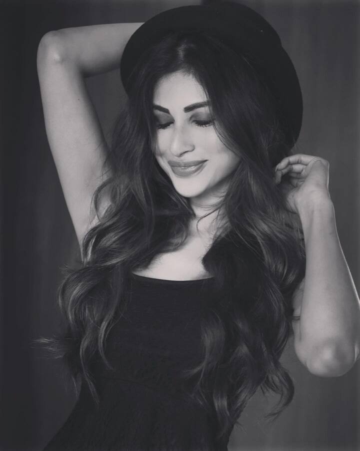 ਬਲੈਕ ਆਊਟਫਿਟ 'ਚ ਮੌਨੀ ਦੇ ਸ਼ਾਨਦਾਰ ਪੋਜ਼ ਨੂੰ ਉਨ੍ਹਾਂ ਦੇ ਪ੍ਰਸ਼ੰਸਕ ਕਾਫੀ ਪਸੰਦ ਕਰ ਰਹੇ ਹਨ। ਅਦਾਕਾਰਾ ਨੇ ਇਹ ਫੋਟੋਸ਼ੂਟ ਕੁਝ ਸਮਾਂ ਪਹਿਲਾਂ ਇੰਸਟਾਗ੍ਰਾਮ 'ਤੇ ਸ਼ੇਅਰ ਕੀਤਾ ਸੀ।