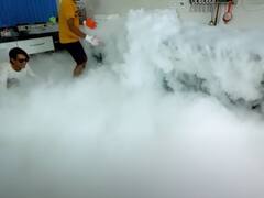 Watch: ड्राई बर्फ को डाल दिया खौलते पानी में, फिर जो हुआ वो देखकर हो जाएंगे हैरान