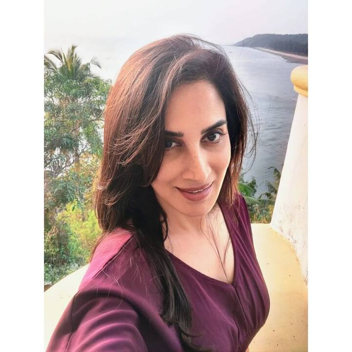 स्मिता अनेकदा पारंपारिक आणि हॉट अशा वेगवेगळ्या लूकमधील फोटो शेअर करत चाहत्यांना अपडेट देते. (photo: smita.gondkar/ig)
