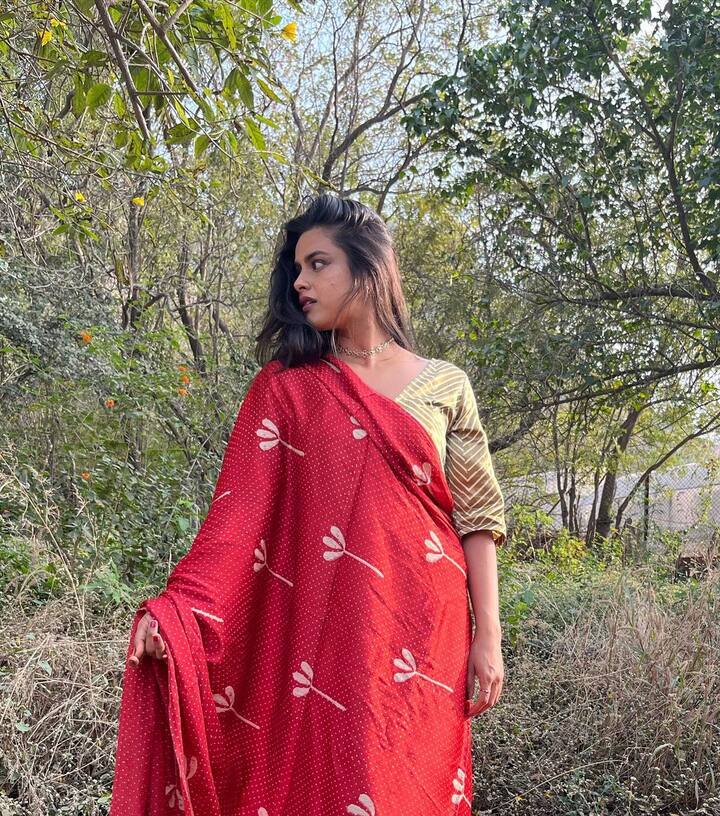 नेहामध्ये एक संगीतप्रेमीही आहे. तिने तिच्या बाबांकडे सतारवादनाचं शिक्षण घेतले आहे.