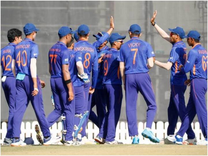 India U-19 team hit by COVID-19 scare during WC; 6 players including captain Yash Dhull test positive U19 World Cup: Team India पर कोरोना का कहर, कप्तान समेत 6 खिलाड़ी हुए संक्रमित