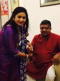 बीजेपी के बड़े नेता और पूर्व केंद्रीय मंत्री रविशंकर प्रसाद की बहन अनुराधा प्रसाद की शादी कांग्रेस नेता राजीव शुक्ला से हुई है. अनुराधा राजनीति में नहीं आईं कभी.