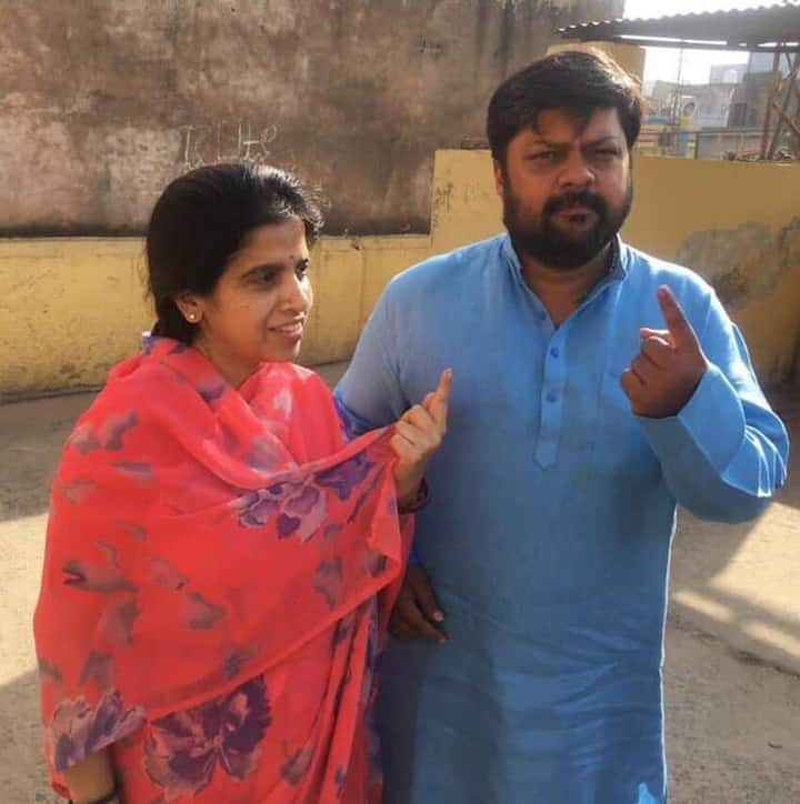 दुष्यंत सिंह झालावाड़ बारन से बीजेपी के सांसद हैं. दुष्यंत सिंह की शादी राजा भैया की ममेरी बहन निहारिका सिंह से हुई है.