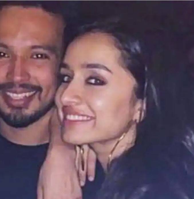 ਬੌਲੀਵੁੱਡ ਅਦਾਕਾਰਾ ਸ਼ਰਧਾ ਕਪੂਰ (Shraddha Kapoor) ਮਸ਼ਹੂਰ ਫੋਟੋਗ੍ਰਾਫਰ ਰੋਹਨ ਸ੍ਰੇਸ਼ਠਾ ਨੂੰ ਡੇਟ ਕਰ ਰਹੀ ਹੈ। ਦੋਨਾਂ ਦੇ ਵਿਆਹ ਦੀਆਂ ਖਬਰਾਂ ਕਈ ਵਾਰ ਉੱਡੀਆਂ ਪਰ ਹਾਲੇ ਵੀ ਇਹਨਾਂ ਦੇ ਵਿਆਹ ਦਾ ਕੋਈ ਇਰਾਦਾ ਨਜ਼ਰ ਨਹੀਂ ਆ ਰਿਹਾ।