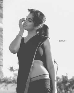 Ramya Pandian Latest Pics: கருப்பு சேலையில் இடுப்பை காட்டி கிறங்கடிக்கும் ரம்யா பாண்டியன்..!