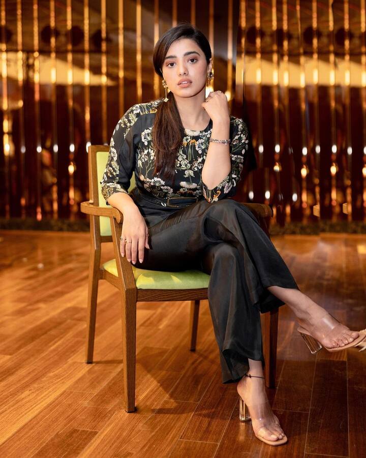 కేతిక శర్మ.. పూరీ జగన్నాథ్ కుమారుడు..ఆకాష్ హీరోగా వచ్చిన 'రొమాంటిక్' తో తెలుగు ప్రేక్షకులను పలకరించింది. ఆ తర్వాత నాగశౌర్య హీరోగా నటించిన లక్ష్య సినిమాలోనూ నటించింది.