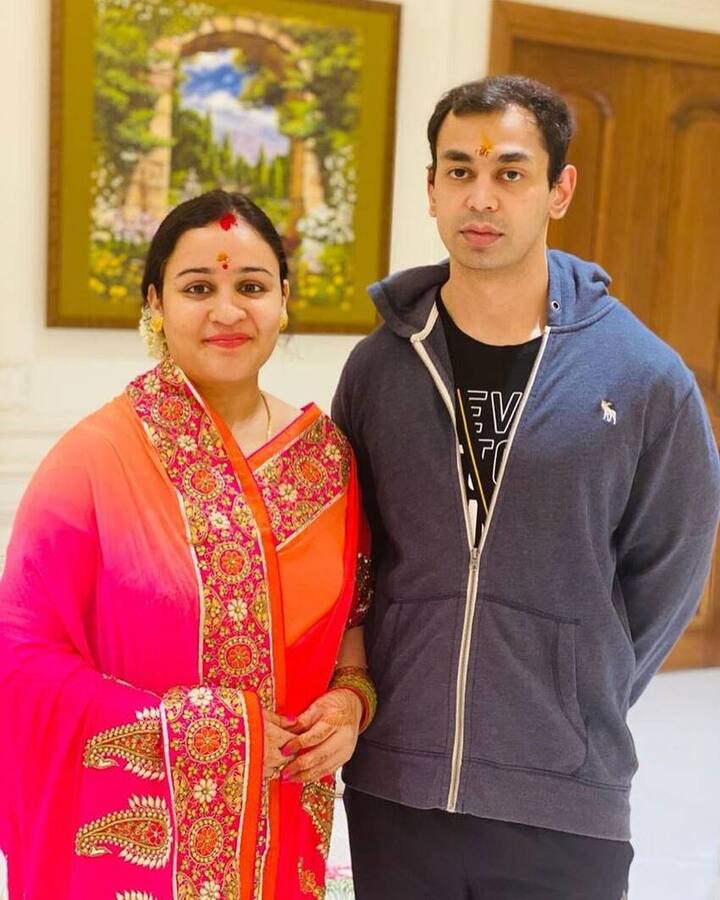 प्रतीक यादव और अपर्णा की शादी दिसंबर 2011 में हुई थी. उनसे शादी के बाद से ही अपर्णा राजनीति में सक्रिय रहने लगीं.