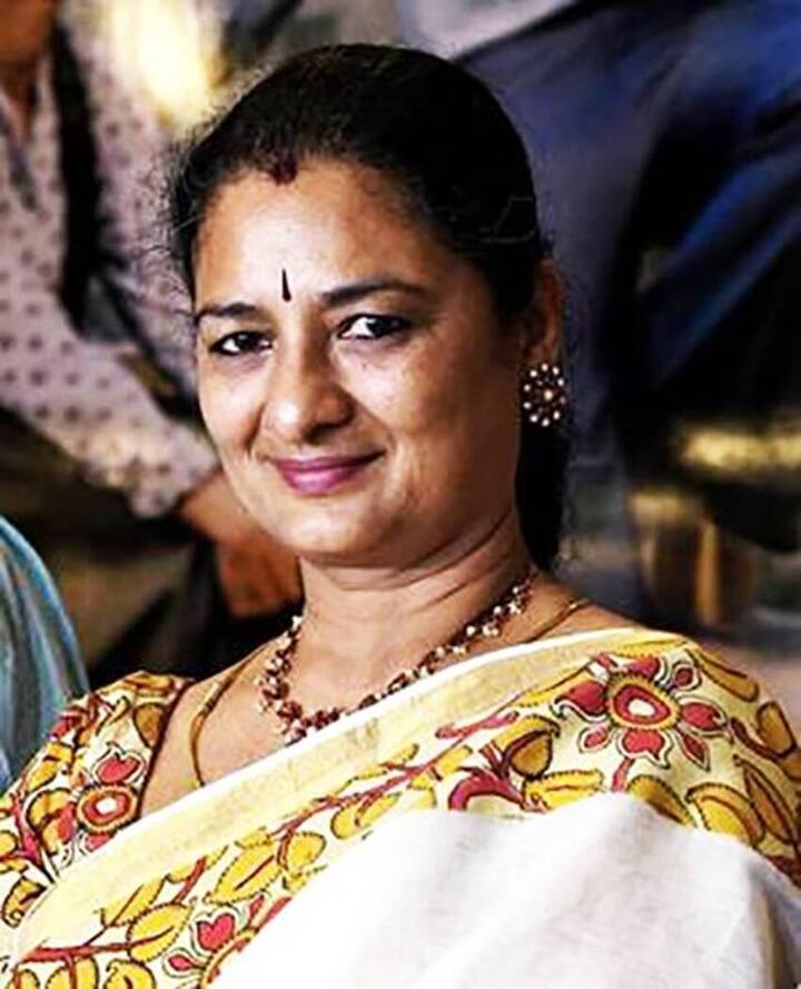 विजया मुंडेश्वरी भी रेखा की बहन हैं. वह फिजियोथेरेपिस्ट हैं. विजया अपने परिवार के साथ तमिलनाडु में ही रहती हैं.