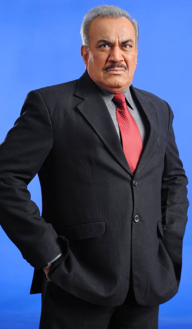 अभिनेता शिवाजी साटम भी एक्टिंग की दुनिया में आने से पहले सरकारी नौकरी किया करते थे. वह एक बैंक में बतौर कैशियर काम किया करते थे.