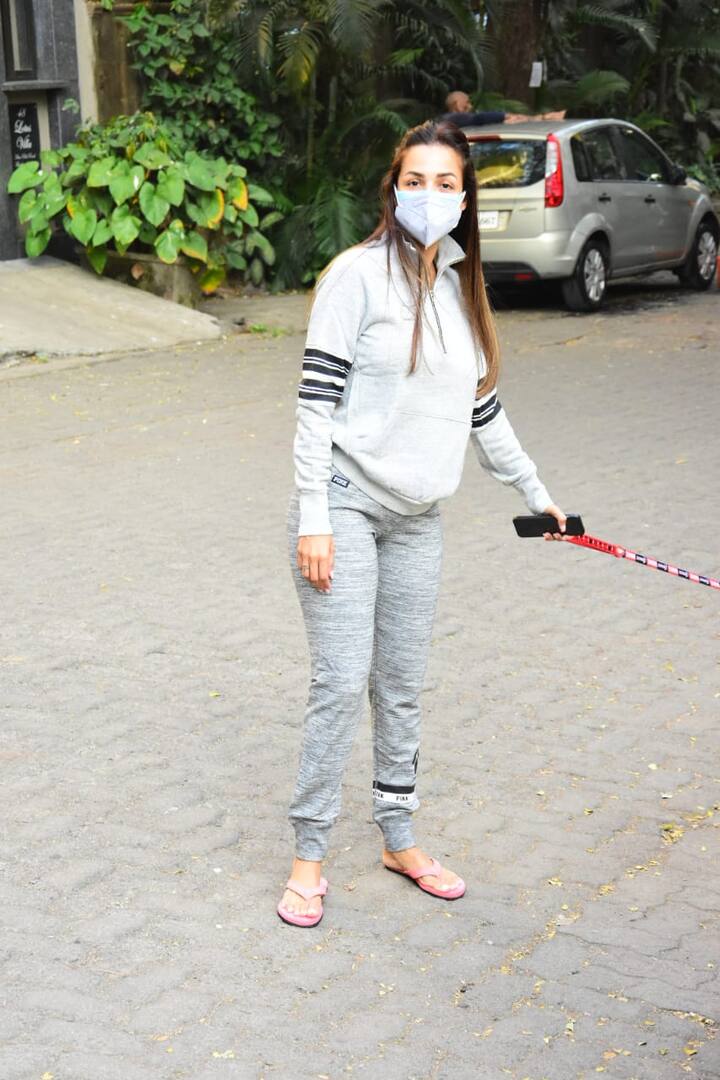 सुबह-सुबह भी चमकता है मलाइका अरोड़ा का ग्लो, बालों को एक क्लचर से बांधे हुए एक्ट्रेस लग रहीं थी परफेक्ट.