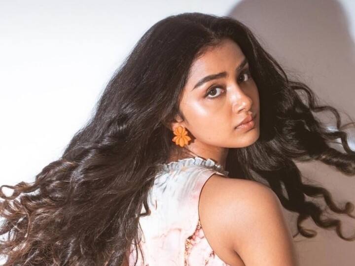 ஏய் சுழலி அழகி வெலகி கலகட்டிப் போறவளே இருடி திருடி அழகூட்டித்தான் நகரும் அரளி