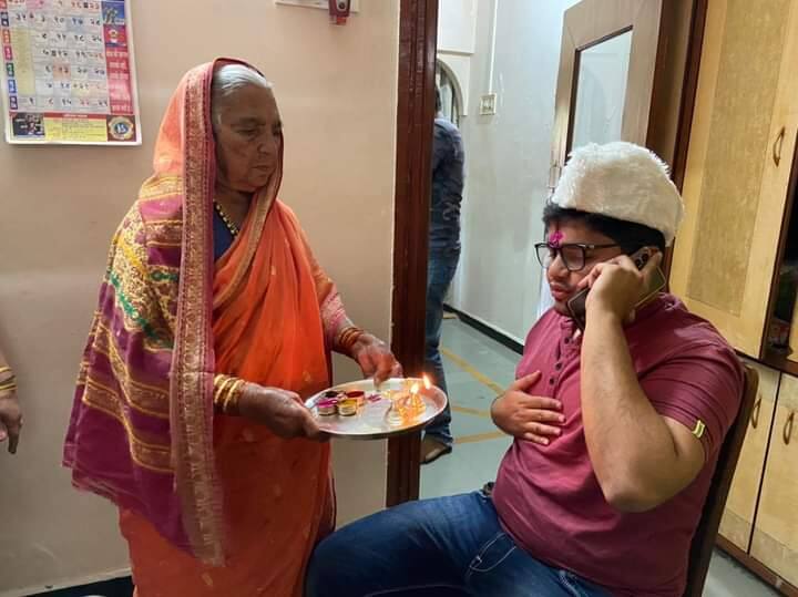 रोहित पवार यांनी देखील हा खास फोटो शेअर करत रोहित पाटील यांचे अभिनंदन केले आहे. 'शाब्बास... रोहित! खूप खूप अभिनंदन!', असं म्हणत त्यांनी हा फोटो ट्विट केला आहे.