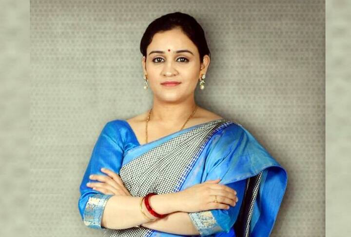 प्रतीक यादव के मना करने के बाद अपर्णा यादव ने राजनीति में आने का मन बनाया. उन्होंने समाजवादी पार्टी से टिकट भी मांगा. लेकिन जब लिस्ट आई तब उसमें अपर्णा का नाम नहीं था.