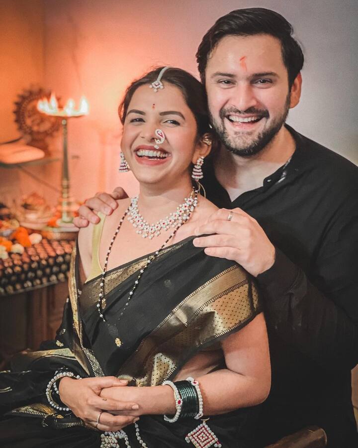 काळ्या रंगाची कपडे आणि त्यावर हलव्याचे दागिने दोघांना अगदी शोभून दिसतायत. (फोटो : mitalimayekar /Instagram)
