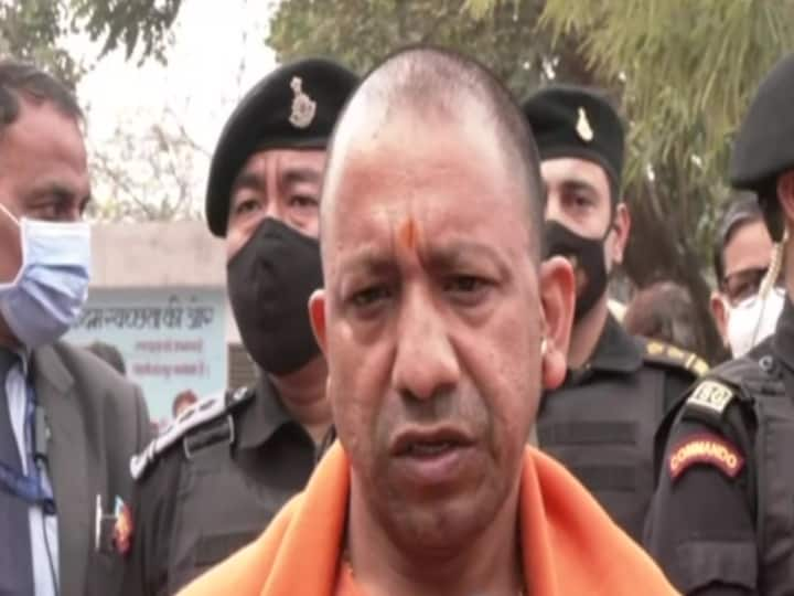 CM Yogi Adityanath targeted SP say it given tickets goons mafia in first list come on back foot UP Election 2022: योगी आदित्यनाथ का दावा- पहली सूची के बाद बैकफुट पर सपा, दूसरी सूची जारी करने की हिम्मत नहीं