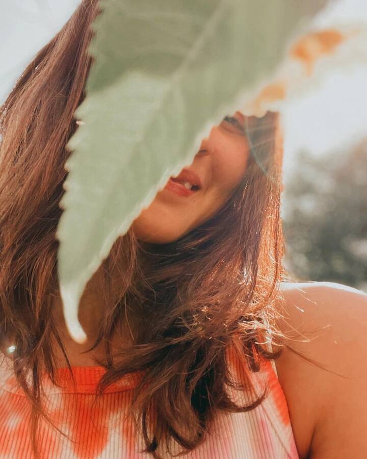 Sharing the series of pictures, she captioned them as, “hangies with the sun and this flower.” Her friends and fans instantly flooded the comments section of her post.