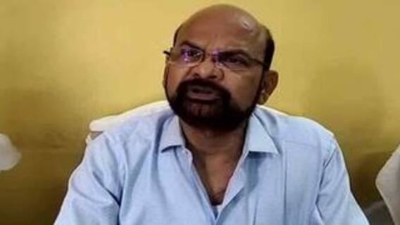 Malda: ইংরেজবাজার পুরসভা নিয়ে তৃণমূলের বৈঠকে নেই কৃষ্ণেন্দুনারায়ণ, 'ডাকাই হয়নি', বলছেন নেতা | Bangla News