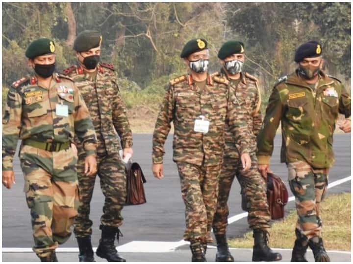 Indian Army Chief MM Naravane in Army New Combat Uniform visit to the Eastern Command area Army New Combat Uniform: नई कॉम्बैट यूनिफॉर्म में नजर आए आर्मी चीफ नरवणे, ईस्टर्न कमांड का किया दौरा