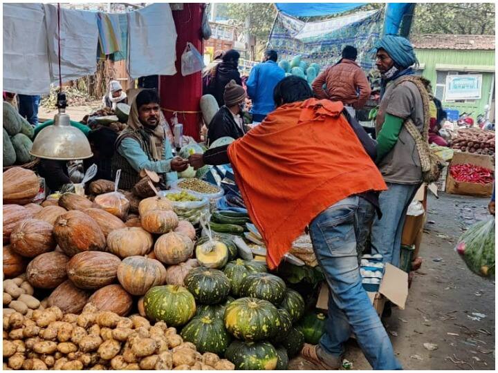 Corona rules flouted in Delhi vegetable market ground report from Ghazipur and Okhla Mandi ANN Delhi की मंडियों में उड़ी Corona नियमों की धज्जियां, ज्यादातर लोग नही पहन रहे मास्क, गाज़ीपुर और ओखला मंडी से पढ़ें ये ग्राउंड रिपोर्ट