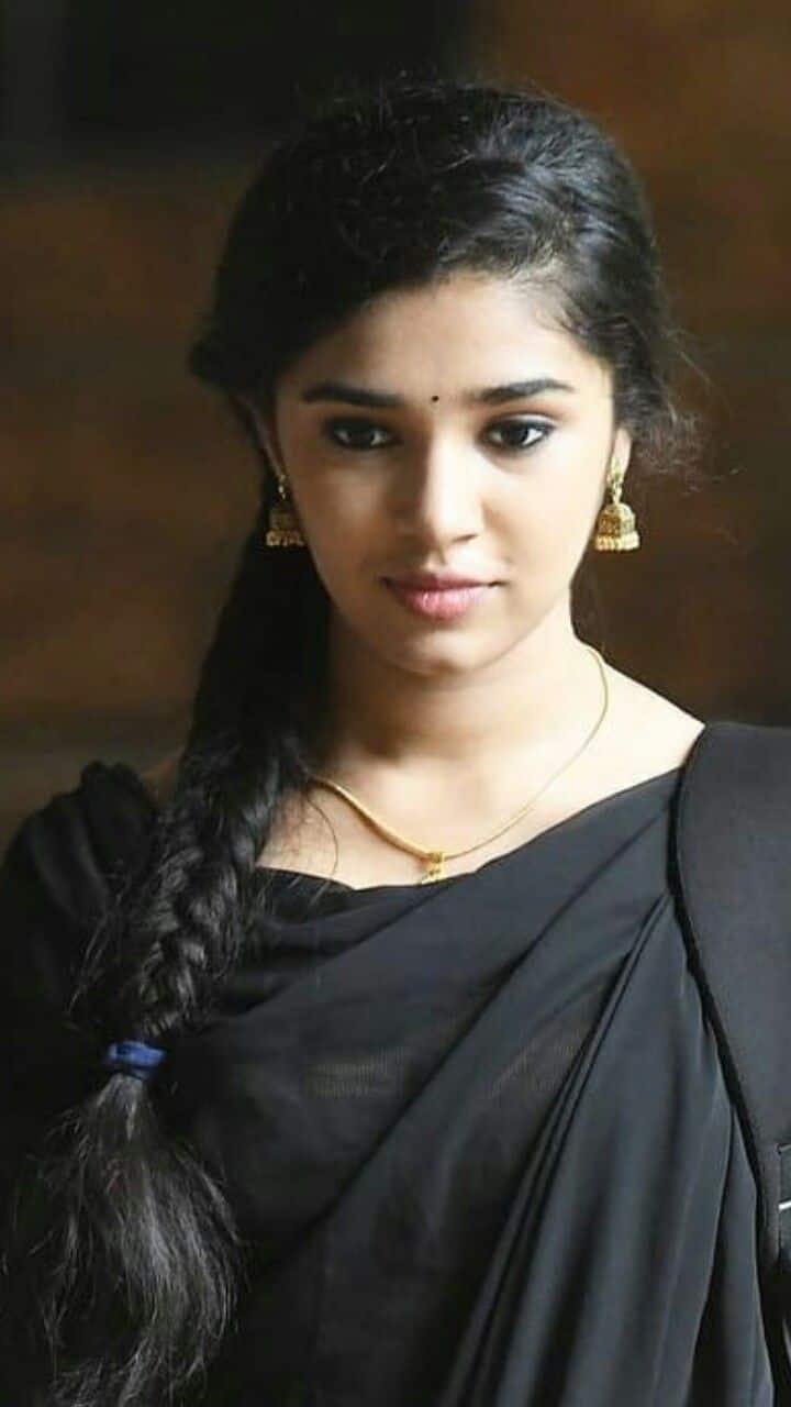 உப்பென்னா படம் மூலமாக தென்னிந்தியாவில் மிகுந்த பிரபலம்.