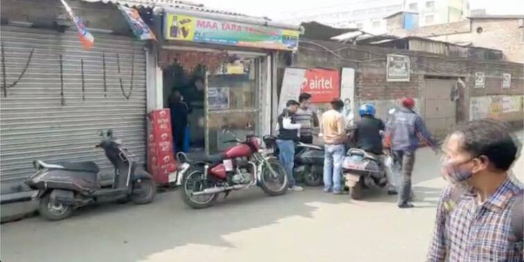 Howrah: Theft from a mobile phone shop near Belur Police Station Howrah: বেলুড় থানার কাছেই দোকানের সিলিং কেটে চুরি ৫০টি মোবাইল ফোন